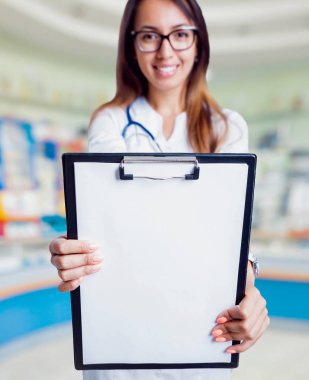 Orta Doğu görünümü ile genç kadın doktor. İlaç eczane hakkında tavsiyeler verme kavramı.