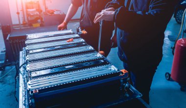 Elecric motorlu pilleri şarj. Pil bir elektrikli araç motorunun sökülmesi. Araba Servisi