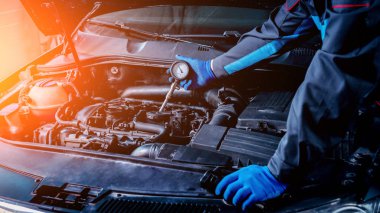 Kızılötesi Lazer termometre elinde. Motor Sıcaklık ölçümü