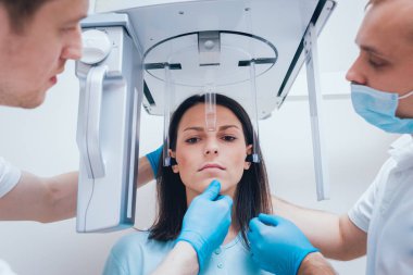 X-ray makinesi hasta kalan genç kadın. Panoramik Radyografi