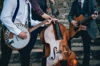 Bir gitar, banjo ve kontrbas müzisyenlerle üçlüsü