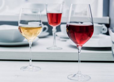 Beyaz masa, seçici odak şarap gözlük