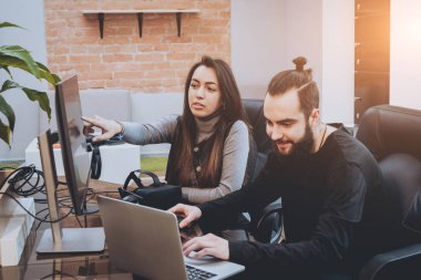 Genç adam ve kadın ofiste tartışıyor