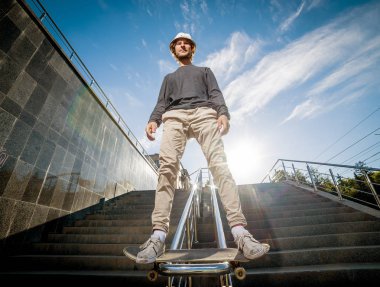 Pratik ve sokaklarda atlama kaykaycı