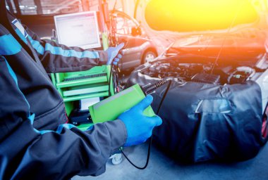 Otomatik onarım hizmetinde çalışan profesyonel araba tamircisi. Motor bilgisayar tanılama