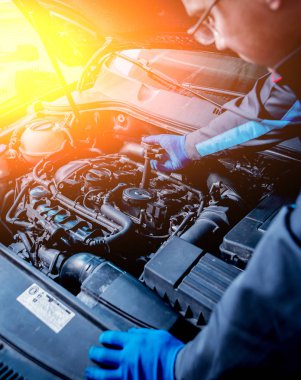 Kızılötesi Lazer termometre elinde. Araba Servisi motor sıcaklık ölçüm
