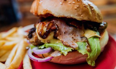 Büyük çizburger ve patates kızartması bir plaka üzerinde. Restoran