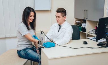 Hasta sinirleri elektromiyografi ile test ediliyor. Tıbbi muayene. EMG