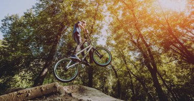 Bmx sürücüsü hileci vasıl skatepark gerçekleştirme.