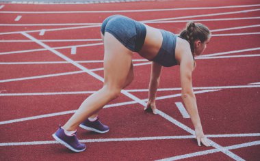 Genç causasian kadın atlet atletizm Stadyumu üzerinde