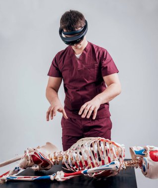 Doktor kullanır gerçeklik gözlükleri artar. Modern teknoloji