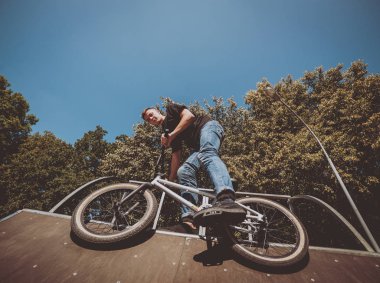 Genç Bmx sürücüsü hileci vasıl skatepark gerçekleştirme.