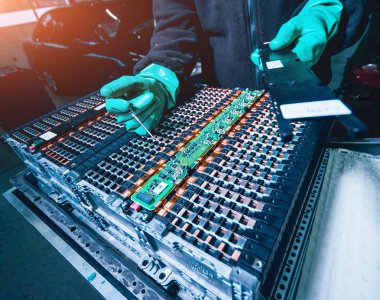 Elecric motorlu pilleri şarj. Pil bir elektrikli araç motorunun sökülmesi. Araba Servisi