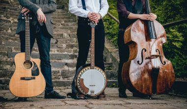 Bir gitar, banjo ve kontrbas müzisyenlerle üçlüsü