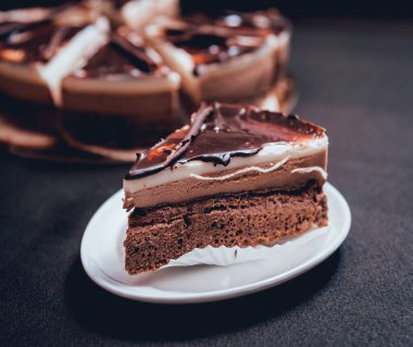 Çikolatalı kek koyu arka plan, portre, selectife odak