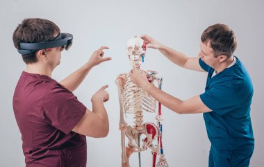 Doktor kullanır augmented gerçeklik gözlükleri ve öğrenci öğretim insan iskeleti