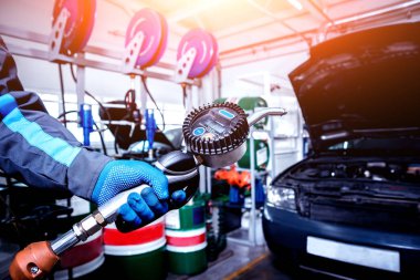Motor yağ değişimi. Araba tamiri. Servis istasyonu.