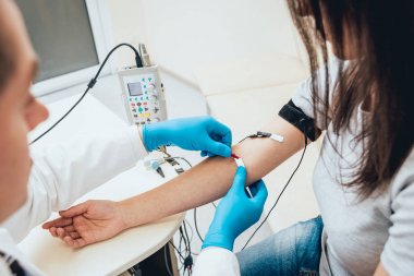 Hasta sinirleri elektromiyografi ile test ediliyor. Tıbbi muayene. EMG