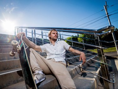 Pratik ve sokaklarda atlama kaykaycı