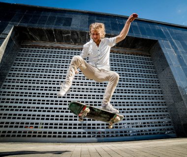 Pratik ve sokaklarda atlama kaykaycı