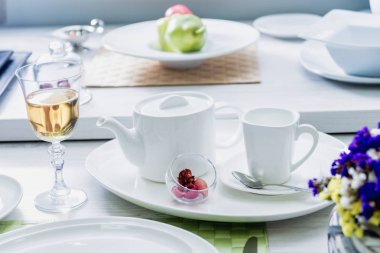 Hizmet ve dekore edilmiş tablo beyaz sofra ile