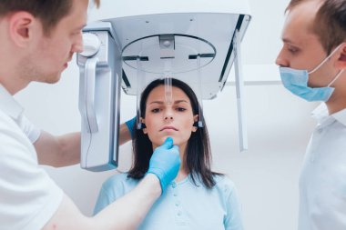 X-ray makinesi hasta kalan genç kadın. Panoramik Radyografi