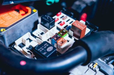 Izgaralı araba açık kukuleta ile. Elektrikli araba motoru ayrıntıları. Pil.