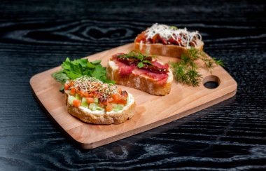 Sandviç ile et ve sebze ahşap tablo