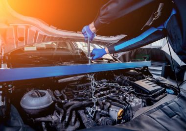 Servis istasyonu motora onarılıyor. Araba tamiri. Arka plan