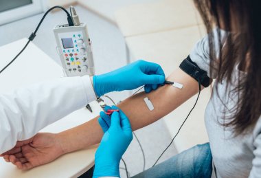 Hasta sinirleri elektromiyografi ile test ediliyor. Tıbbi muayene. EMG