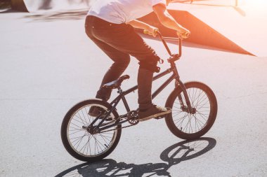 Bmx sürücüsü hileci vasıl skatepark gerçekleştirme.