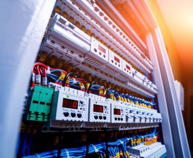 Devre kesicili voltaj santrali.