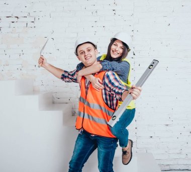 Mutlu çift yapma evlerine onarır. Ev yenileme.