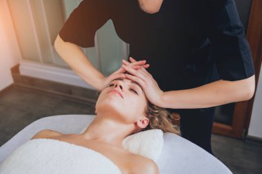 Güzel kadın yüz alma spa salonda masaj. Rahatlatıcı