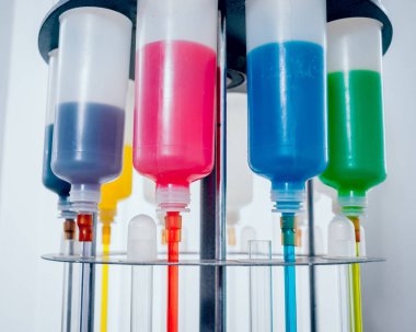 renkli sıvı ile Laboratuar kapkacakları.