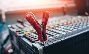 Elecric motorlu pilleri şarj. Pil bir elektrikli araç motorunun sökülmesi. Araba Servisi