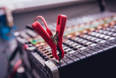 Elecric motorlu pilleri şarj. Pil bir elektrikli araç motorunun sökülmesi. Araba Servisi