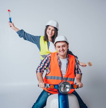 Mutlu genç çift motosiklet üzerinde. İnşaat ve onarım yeni ev concept için alışveriş.