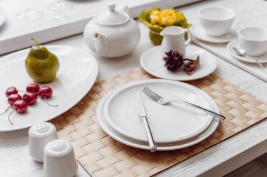 Hizmet ve dekore edilmiş tablo beyaz sofra ile