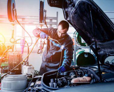 Motor yağ değişimi. Araba tamir.