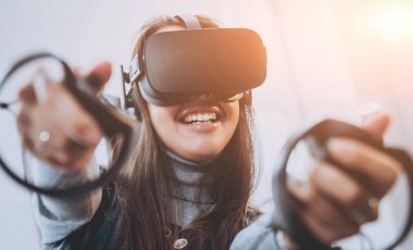 Sanal gerçeklik giyen genç ve güzel kız ofiste gözlükler