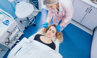 Şevval Özçelik Güzellik ve estetik tıp Kliniği hastada. Enjeksiyon.