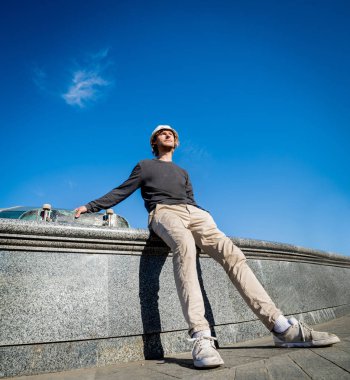 Pratik ve sokaklarda atlama kaykaycı