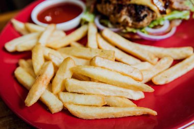 Cips ve sos bir plaka üzerinde. Restoran