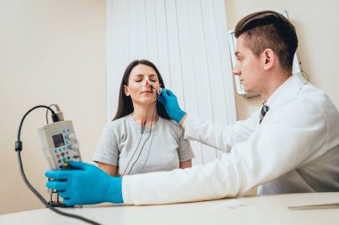 Hasta sinirleri elektromiyografi ile test ediliyor. Tıbbi muayene. EMG