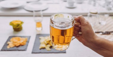 Lager bira elinde bir bardak. Restoran