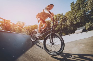 Genç Bmx sürücüsü hileci vasıl skatepark gerçekleştirme.