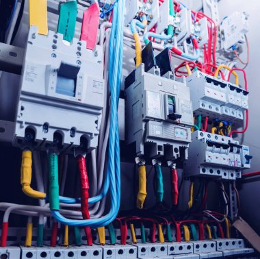 Elektrik donatımı ayrıntıları. Cabels, kontrol panelleri.