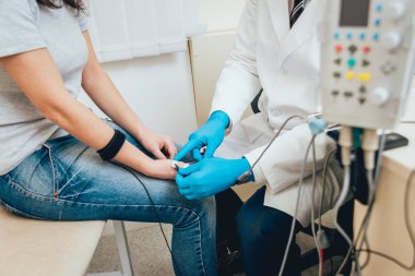Hasta sinirleri elektromiyografi ile test ediliyor. Tıbbi muayene. EMG