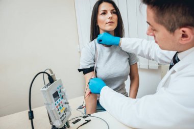 Hasta sinirleri elektromiyografi ile test ediliyor. Tıbbi muayene. EMG